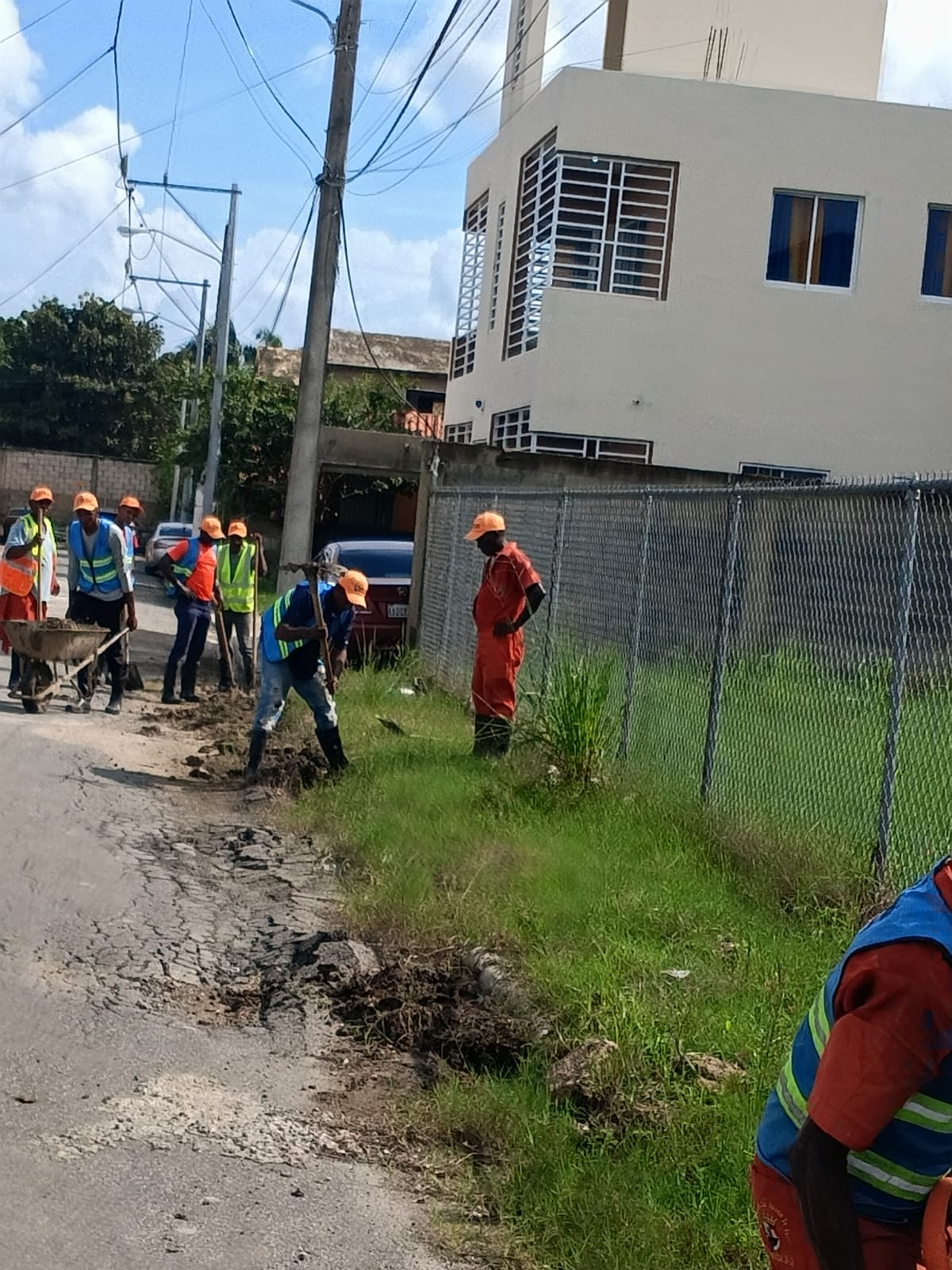 Seguimos en el Residencial San Antonio en la limpieza profunda resolviendo la problemática de la basura .