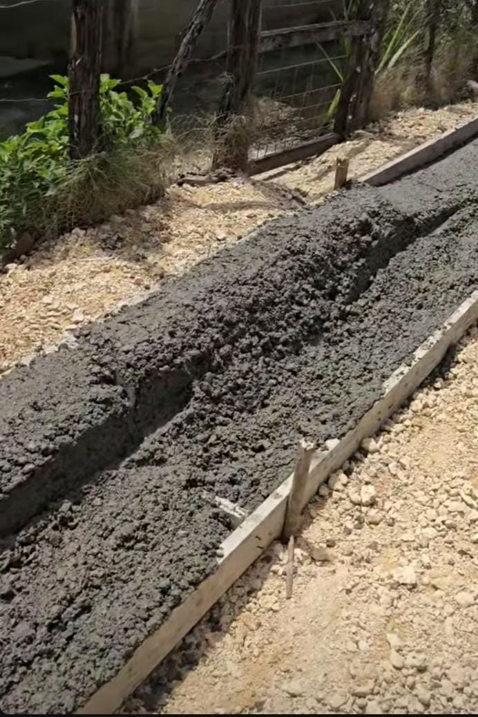 Seguimos con los trabajo en el Barrio Doña Julia con las aceras y contenes .